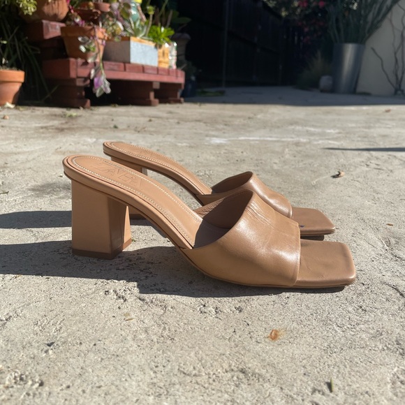 Tan small heels - Picture 2 of 4